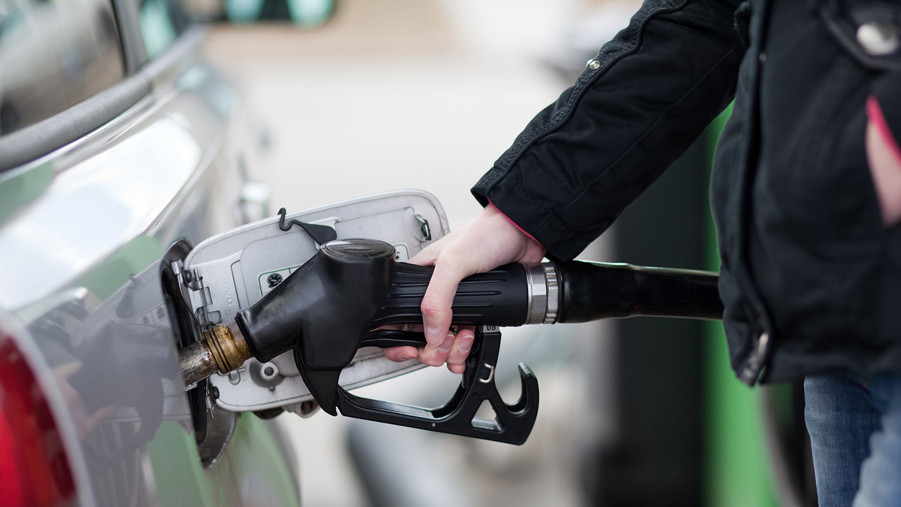 person tankar en bil